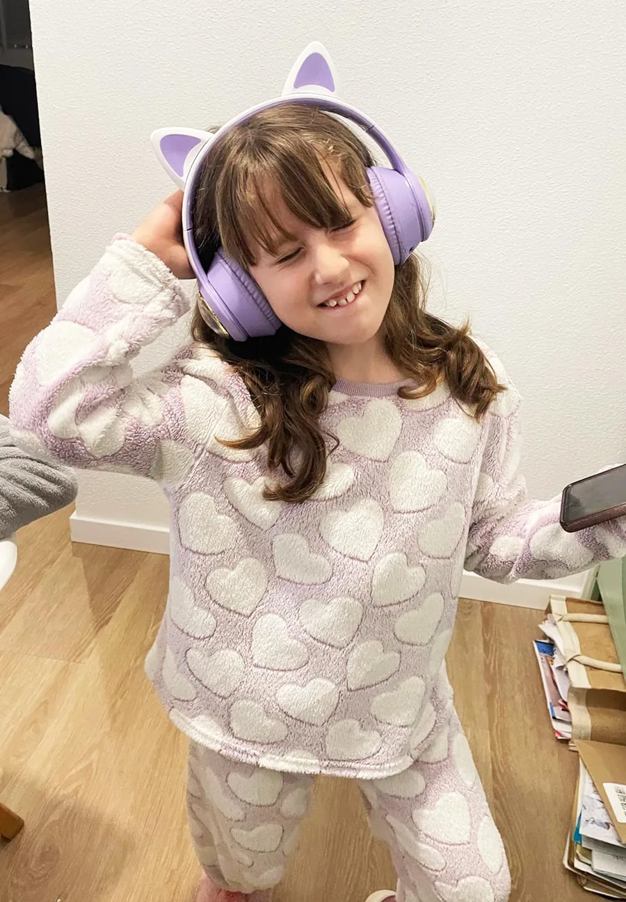 Niña feliz al ver su lámina personalizada del proyecto Enzo Corazón de León